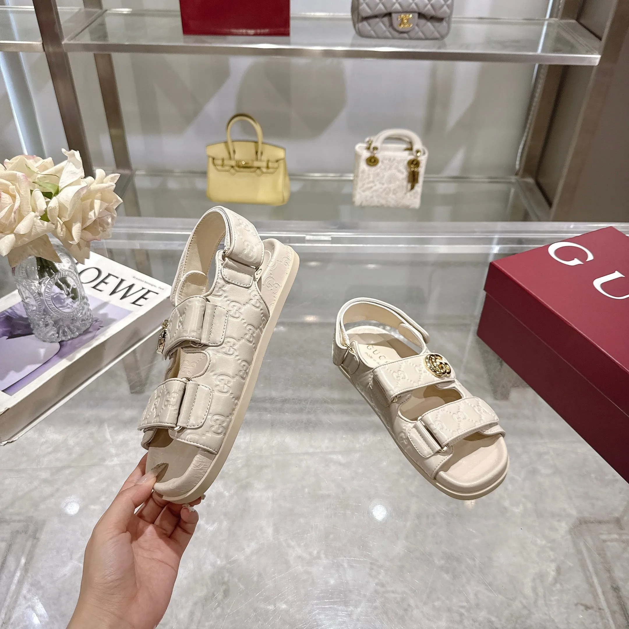 Wholesale direct sales 260👟👟 Gucci’s modern design aesthetic explores the path of unique craftsmanship, cleverly integrating the brand’s classic elements with its beloved brand identity. The sandal is embellished with the beloved Double G hardware, adding a touch of understated branding to the design, complementing the versatility of the Velcro straps. Women Light gold tone hardware Sheepskin lining Double G Rubber sole Velcro fastening Flat sole